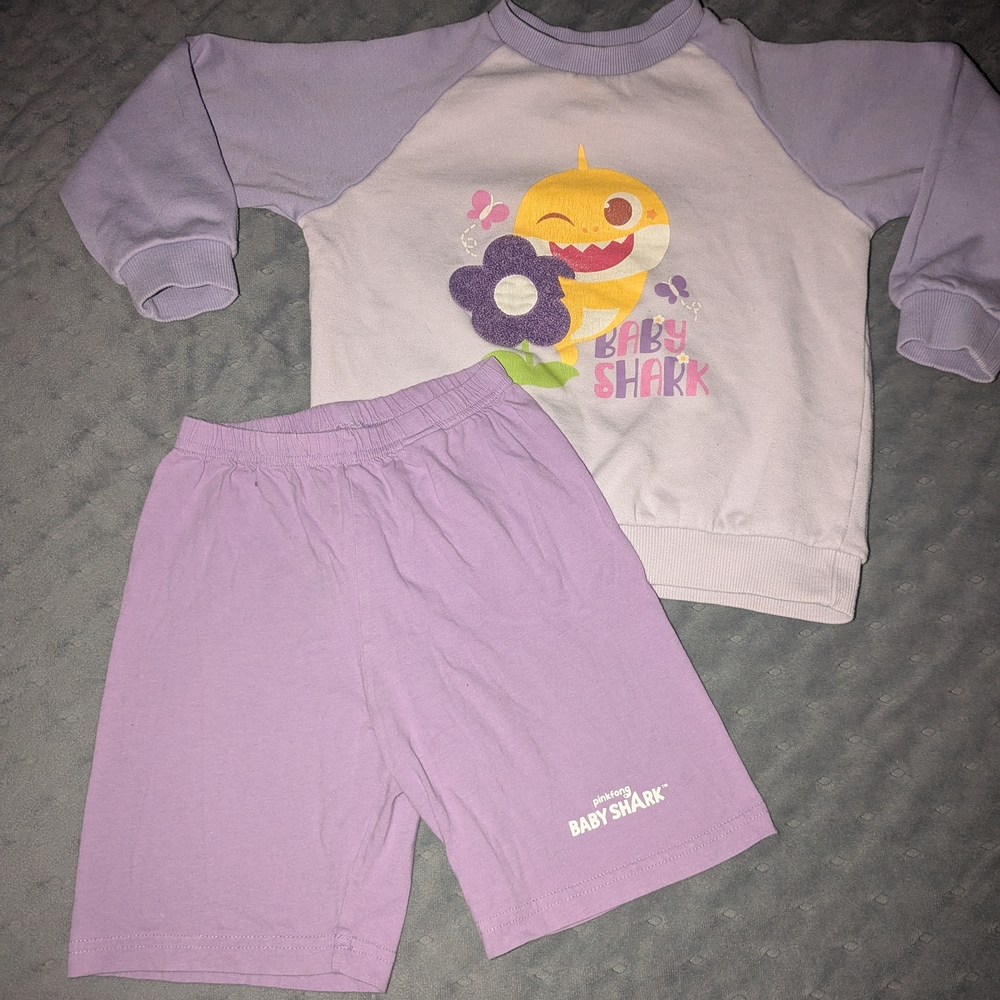 ✨5/$25 Girl 5T Baby Shark Set | Sweater & Shorts